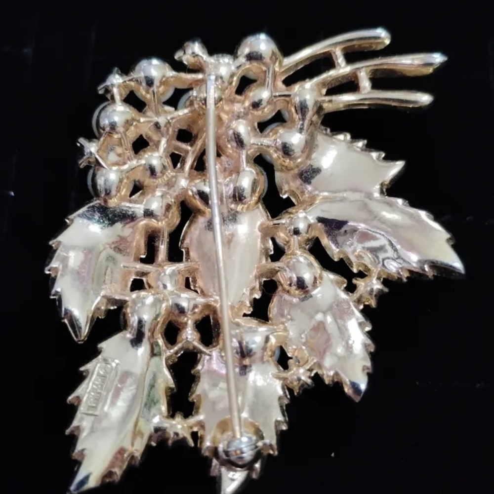 Vintage Crown Trifari Gold Tone Rhinestone Faux Pearl Leaf Brooch - Picture 3 of 4